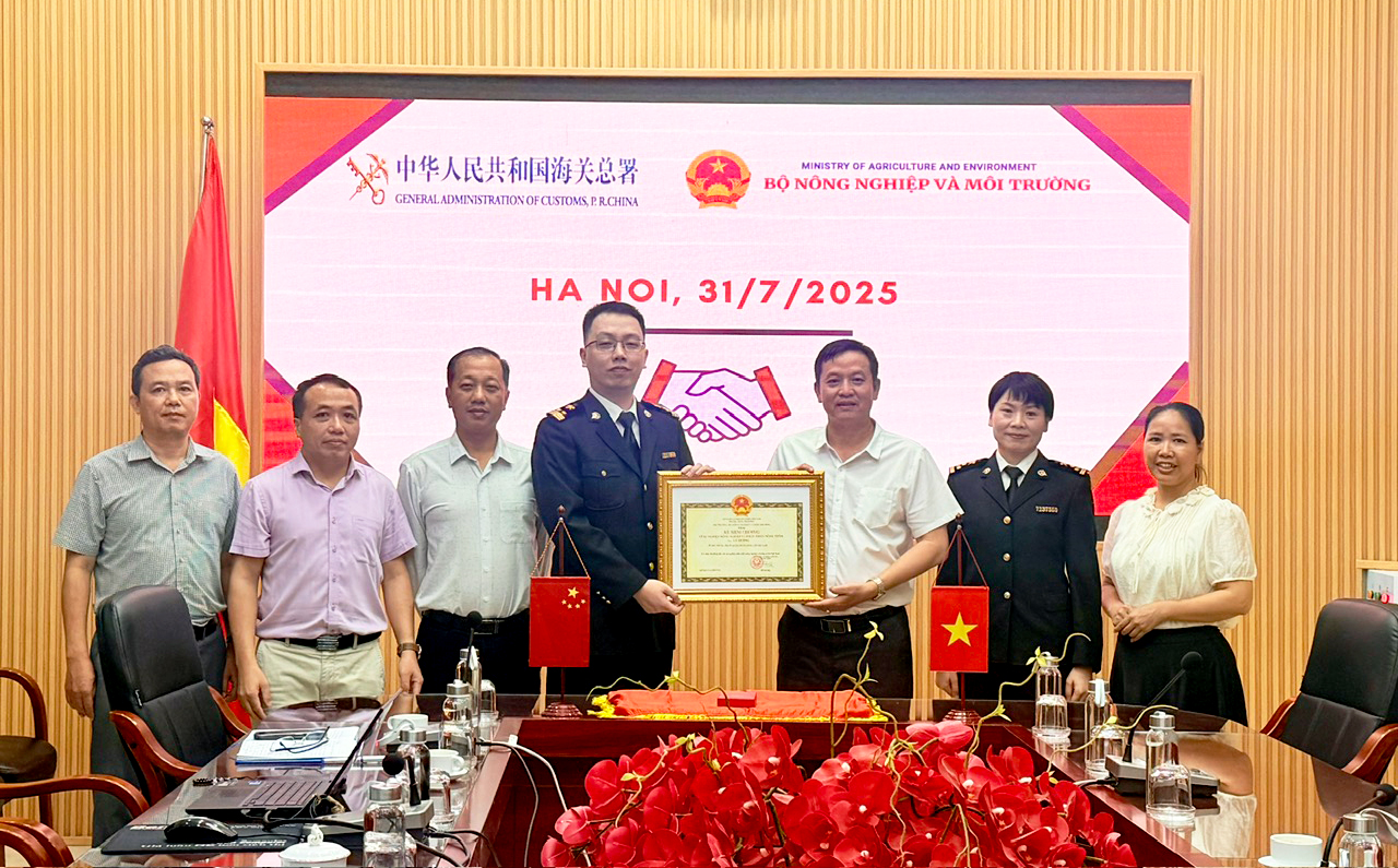 Trao Kỷ niệm chương “Vì sự nghiệp nông nghiệp và phát triển nông thôn” cho đồng chí Lý Tưởng, Bí thư thứ ba, Đại sứ quán Nước CHND Trung Hoa tại Việt Nam